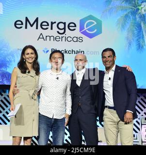 MIAMI BEACH, FL – 18. APRIL: Kate Rooney, Technology Reporter von CNBC, Lin Dai, CEO und Mitbegründer von OneOf, Armando „Pitbull“ Perez und Francis Suarez, Bürgermeister der Stadt Miami, nehmen am 18. April 2022 an der Teilnahme an der Emerge Americas 2022 im Miami Beach Convention Center in Miami Beach, Florida, Teil. Kredit: MPI10 / MediaPunch Stockfoto