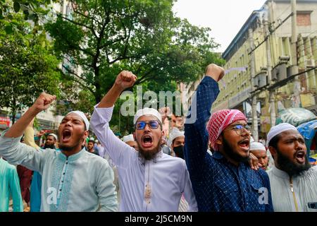 Anhänger von Islami Andolon Bangladesch rufen Slogan auf, während sie an einer Prozession gegen die Unehre des Heiligen Korans in Schweden, die israelische Aggression in Palästina und den Angriff auf Muslime in der Aqsa Moschee in Dhaka, Bangladesch, 22. April 2022 teilnehmen. (Foto von Suvra Kanti das/Sipa USA) Stockfoto