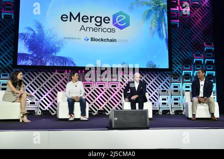 MIAMI BEACH, FL – 18. APRIL: Kate Rooney, Technology Reporter von CNBC, Lin Dai, CEO und Mitbegründer von OneOf, Armando „Pitbull“ Perez und Francis Suarez, Bürgermeister der Stadt Miami, nehmen am 18. April 2022 an der Teilnahme an der Emerge Americas 2022 im Miami Beach Convention Center in Miami Beach, Florida, Teil. Kredit: MPI10 / MediaPunch Stockfoto