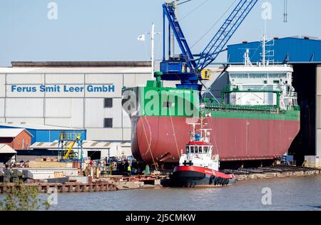 Leer, Deutschland. 22. April 2022. Der Massengutfrachter „Nordic Crystal“ wird von der Seite auf der Ferus Smit Werft gestartet. Das Schiff wurde von der Werft für die schwedische Thun-Gruppe gebaut und ist etwa 100 Meter lang und 13,35 Meter breit. Quelle: Hauke-Christian Dittrich/dpa/Alamy Live News Stockfoto