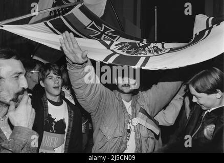 Berlin, DEU, 03.10.1990 - kurz nach der Wiedervereinigung Deutschlands in den Morgenstunden des 03. Oktober 1990 zeigt sich mit imperialer Kriegsflagge und Hitlergrüße ein Mann am Brandenburger Tor. [Automatisierte Übersetzung] Stockfoto