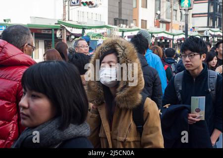 23. Dezember 2017, Kyoto, Japan, Asien - Eine junge Frau mit Mundschutz inmitten einer Menschenmenge im Stadtzentrum. [Automatisierte Übersetzung] Stockfoto