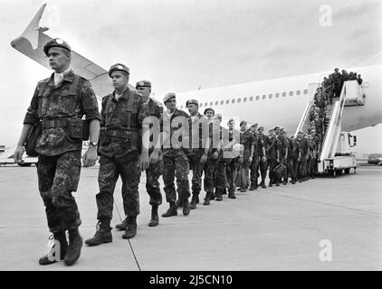 Flughafen Köln/Bonn, DEU, 15.03.1994 - Blauhelm-Soldaten der Bundeswehr kehren aus Somalia zurück. Die Vereinten Nationen haben im Rahmen der UNOSOM II-Mission Blauhelmsoldaten nach Somalia entsandt. Das UNOSOM-II-Mandat war der erste bewaffnete Auslandseinsatz der Bundeswehr. Das deutsche Kontingent beendete zusammen mit anderen Truppen seinen Einsatz in Somalia im März 1994. [Automatisierte Übersetzung] Stockfoto