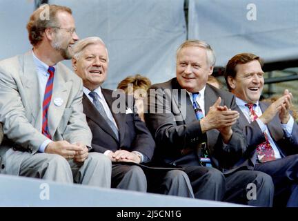 Dortmund, DEU, 04.09.1994 - als die SPD-Welt noch fast in Ordnung war. SPD-Kanzlerkandidat Rudolf Scharping, Ex-Kanzler Helmut Schmidt, Saarlands Abgeordneter Oskar Lafontaine, Niedersachsens Abgeordneter Gerhard Schröder beim SPD-Wahlkampfauftakt im Dortmunder Westfalenstadion. [Automatisierte Übersetzung] Stockfoto