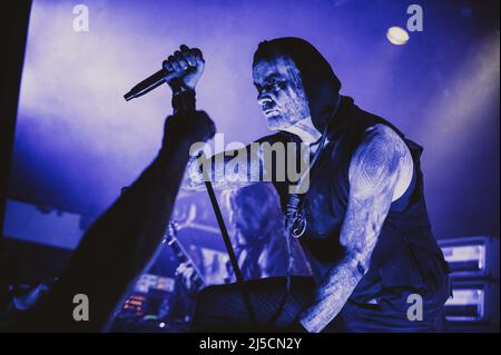 Kopenhagen, Dänemark. 21. April 2022. Die irische Extremmetalband Primordial gibt ein Live-Konzert im Pumpehuset in Kopenhagen. Hier Sänger Alan Averill a.k.a. A. Nemtheanga wird live auf der Bühne gesehen. (Foto: Gonzales Photo/Alamy Live News Stockfoto