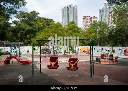 28. Mai 2020, Singapur, Republik Singapur, Asien - Schaukeln und andere Spielplatzgeräte wurden während der Ausgangssperren während der Coronakrise auf einem Spielplatz im Bishan-Ang Mo Kio Park mit rot-weißem Klebeband abgesperrt, um die Ausbreitung des pandemischen Coronavirus (Covid-19) zu stoppen. Weitere Vorsorgemaßnahmen wurden im öffentlichen Leben eingeführt, wie die Schließung aller nicht notwendigen Geschäfte und Einzelhändler sowie aller Schulen bis Juni 1. [Automatisierte Übersetzung] Stockfoto