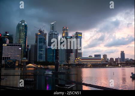 05/28/2020, Singapur, Republik Singapur, Asien - Blick auf die beleuchtete Skyline mit Wolkenkratzern des Geschäftsviertels Marina Bay während der Sperrstunde inmitten der Corona-Krise (Covid-19), kurz vor der ersten Phase der Lockerung und Wiedereröffnung. [Automatisierte Übersetzung] Stockfoto