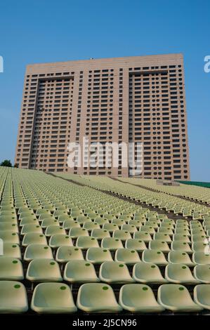 07. November 2019, Singapur, Republik Singapur, Asien - leere Sitzreihen auf der Tribüne der Float at at Marina Bay Grandstand am Wasser in Marina Bay mit dem Ritz-Carlton Millenia Singapore Hotel im Hintergrund. [Automatisierte Übersetzung] Stockfoto