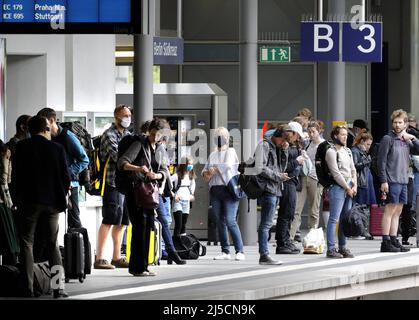 Berlin, DEU, 29.05.2020 - Scramble auf der Plattform. Passagiere mit Gesichtsmasken warten am Bahnhof Berlin-Südkreuz. Nach Wochen der Corona-Sperre setzt die Deutsche Bahn nach der Lockerung nun wieder weitere Züge ein. Die Zahl der Passagiere steigt. [Automatisierte Übersetzung] Stockfoto