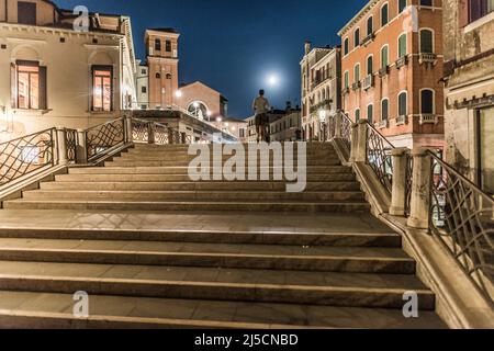 Vollmond über der Strada Nova in Venedig. Nach dem Ende der Ausgangssperre gehen nur wenige Menschen in der Stadt verloren. [Automatisierte Übersetzung] Stockfoto