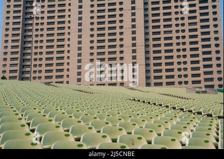 07. November 2019, Singapur, Republik Singapur, Asien - leere Sitzreihen auf der Tribüne der Float at at Marina Bay Grandstand am Wasser in Marina Bay mit dem Ritz-Carlton Millenia Singapore Hotel im Hintergrund. [Automatisierte Übersetzung] Stockfoto