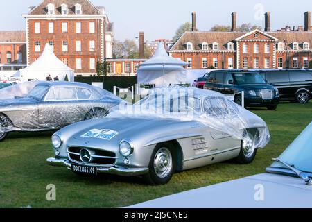 Mercedes-Benz 300SL Flügeltürer auf dem Salon Prive London im Royal Hospital Chelsea 2022 Stockfoto