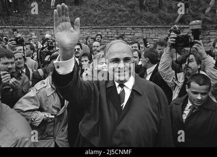 Erfurt, DEU, 08.04.1991 - Bundeskanzler Helmut Kohl und seine Frau Hannelore baden in Erfurt in der Menge. [Automatisierte Übersetzung] Stockfoto