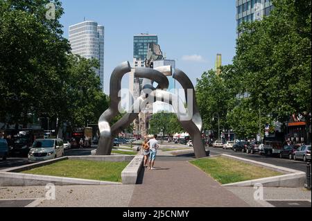 '06.06.2019, Berlin, Deutschland, Europa - Blick auf Berlin City West mit der Skulptur 'Berliner Skulptur' der Bildhauer Brigitte Matschinsky-Denninghoff und Martin Matschinsky, entlang der Tauentzienstraße zwischen Breitscheidplatz und Wittenbergplatz. [Automatisierte Übersetzung]' Stockfoto
