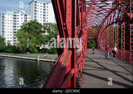 06/13/2019, Berlin, Deutschland, Europa - die Tegeler Hafenbrücke (Sechserbrücke) verbindet die beiden Banken Tegeler Fliess und Tegeler Hafen im Stadtteil Reinickendorf in Tegel. [Automatisierte Übersetzung] Stockfoto