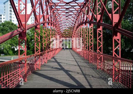 06/13/2019, Berlin, Deutschland, Europa - die Tegeler Hafenbrücke (Sechserbrücke) verbindet die beiden Banken Tegeler Fliess und Tegeler Hafen im Stadtteil Reinickendorf in Tegel. [Automatisierte Übersetzung] Stockfoto