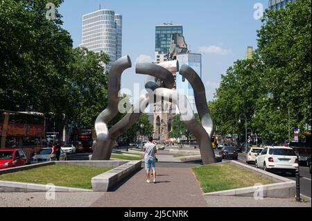'06.06.2019, Berlin, Deutschland, Europa - Blick auf Berlin City West mit der Skulptur 'Berliner Skulptur' der Bildhauer Brigitte Matschinsky-Denninghoff und Martin Matschinsky, entlang der Tauentzienstraße zwischen Breitscheidplatz und Wittenbergplatz. [Automatisierte Übersetzung]' Stockfoto
