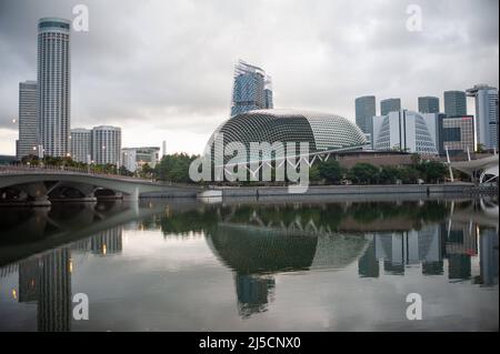 19. Juni 2020, Singapur, Republik Singapur, Asien - der Morgen beginnt am ersten Tag der Phase 2 der mehrphasigen Wiedereröffnung nach der Ausgangssperre über der Innenstadt von Marina Bay, wo die meisten Unternehmen während der Corona-Pandemie (Covid-19) mehr als zwei Monate geschlossen hatten. [Automatisierte Übersetzung] Stockfoto