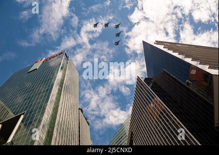 Jun. 25, 2020, Singapur, Republik Singapur, Asien - Singapore Air Force (RSAF) F-15 Eagle-Kampfflugzeuge fliegen während eines Trainingsfluges in Formation über die Wolkenkratzer des Geschäftsviertels von Marina Bay, um den Nationalfeiertag vorzubereiten. [Automatisierte Übersetzung] Stockfoto