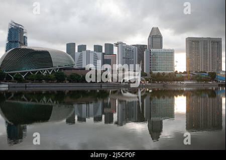 19. Juni 2020, Singapur, Republik Singapur, Asien - der Morgen beginnt am ersten Tag der Phase 2 der mehrphasigen Wiedereröffnung nach der Ausgangssperre über der Innenstadt von Marina Bay, wo die meisten Unternehmen während der Corona-Pandemie (Covid-19) mehr als zwei Monate geschlossen hatten. [Automatisierte Übersetzung] Stockfoto