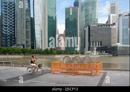 25. Juni 2020, Singapur, Republik Singapur, Asien - Eine Frau fährt mit dem Fahrrad entlang der Uferpromenade in Marina Bay, kurz nachdem die Sperrungsbeschränkungen aufgehoben wurden, wo die meisten Unternehmen während der Corona-Pandemie (Covid-19) mehr als zwei Monate geschlossen hatten und das öffentliche Leben stark eingeschränkt war. [Automatisierte Übersetzung] Stockfoto