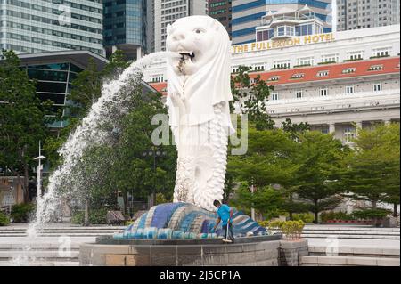 25. Juni 2020, Singapur, Republik Singapur, Asien - Ein Wanderarbeiter reinigt die Merlion-Statue in Marina Bay, nachdem die Sperrungsbeschränkungen aufgehoben wurden, während derer die meisten Unternehmen während der Corona-Pandemie (Covid-19) mehr als zwei Monate geschlossen hatten und das öffentliche Leben stark eingeschränkt wurde. [Automatisierte Übersetzung] Stockfoto