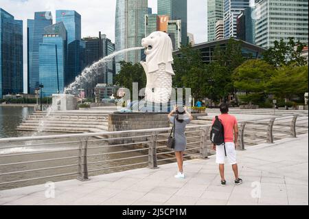 25. Juni 2020, Singapur, Republik Singapur, Asien - die ersten Touristen besuchen den Merlion Park in Marina Bay, nachdem die Sperrungsbeschränkungen aufgehoben wurden, während derer die meisten Unternehmen während der Corona-Pandemie (Covid-19) mehr als zwei Monate geschlossen hatten und das öffentliche Leben stark eingeschränkt wurde. In dieser Zeit gab es keine Touristen im Stadtstaat. [Automatisierte Übersetzung] Stockfoto