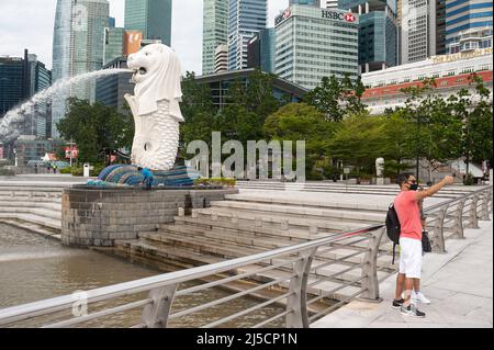 25. Juni 2020, Singapur, Republik Singapur, Asien - die ersten Touristen besuchen den Merlion Park in Marina Bay, nachdem die Sperrungsbeschränkungen aufgehoben wurden, während derer die meisten Unternehmen während der Corona-Pandemie (Covid-19) mehr als zwei Monate geschlossen hatten und das öffentliche Leben stark eingeschränkt wurde. In dieser Zeit gab es keine Touristen im Stadtstaat. [Automatisierte Übersetzung] Stockfoto