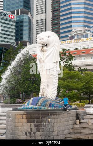 25. Juni 2020, Singapur, Republik Singapur, Asien - Ein Wanderarbeiter reinigt die Merlion-Statue in Marina Bay, nachdem die Sperrungsbeschränkungen aufgehoben wurden, während derer die meisten Unternehmen während der Corona-Pandemie (Covid-19) mehr als zwei Monate geschlossen hatten und das öffentliche Leben stark eingeschränkt wurde. [Automatisierte Übersetzung] Stockfoto