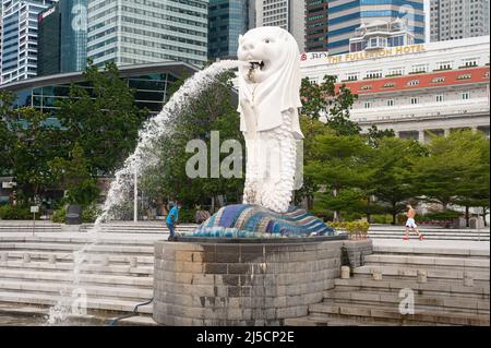 25. Juni 2020, Singapur, Republik Singapur, Asien - Ein Wanderarbeiter reinigt die Merlion-Statue in Marina Bay, nachdem die Sperrungsbeschränkungen aufgehoben wurden, während derer die meisten Unternehmen während der Corona-Pandemie (Covid-19) mehr als zwei Monate geschlossen hatten und das öffentliche Leben stark eingeschränkt wurde. [Automatisierte Übersetzung] Stockfoto