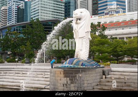 25. Juni 2020, Singapur, Republik Singapur, Asien - Ein Wanderarbeiter reinigt die Merlion-Statue in Marina Bay, nachdem die Sperrungsbeschränkungen aufgehoben wurden, während derer die meisten Unternehmen während der Corona-Pandemie (Covid-19) mehr als zwei Monate geschlossen hatten und das öffentliche Leben stark eingeschränkt wurde. [Automatisierte Übersetzung] Stockfoto