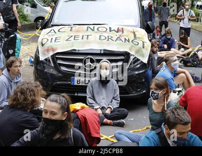 Berlin, DEU, 01.07.2020 - Umweltaktivisten von Extinction Rebellion und Ende Gelaende demonstrieren mit einer Blockade vor der SPD-Parteizentrale gegen das Kohlegesetz. Nach dem Kabinettsbeschluss soll Deutschland bis 2038 die klimaschädliche Stromerzeugung aus Steinkohle und Braunkohle auslaufen lassen. Nach Angaben von Umweltaktivisten wird Deutschland die Pariser Klimaziele nicht mehr erreichen können. Laut Extinction Rebellion ist eine rechtzeitige Reduktion der Emissionen von CO2 aufgrund des Kohlegesetzes nicht mehr möglich. [Automatisierte Übersetzung] Stockfoto