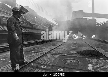 Essen, DEU, 11/17/85 - Arbeiter der Kokerei Zollverein. Die Kokerei wurde 1993 stillgelegt. Zusammen mit der Zeche Zollverein wurde die ehemalige Kokerei 2001 von der UNESCO zum Weltkulturerbe erklärt. [Automatisierte Übersetzung] Stockfoto