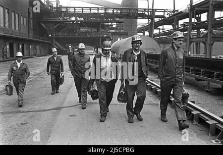 Essen, 11/17/85, je - Feierabend, Mitarbeiter der Kokerei Zollverein verlassen am Ende der Schicht ihren Arbeitsplatz. Die Kokerei wurde 1993 stillgelegt. Zusammen mit der Zeche Zollverein wurde die ehemalige Kokerei 2001 von der UNESCO zum Weltkulturerbe erklärt. [Automatisierte Übersetzung] Stockfoto