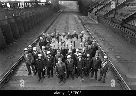 Essen, DEU, 11/17/85 - Arbeiter der Kokerei Zollverein, Schichtgruppe auf dem Ofendach. Der Betrieb der Kokerei wurde 1993 eingestellt. Zusammen mit der Zeche Zollverein wurde die ehemalige Kokerei 2001 von der UNESCO zum Weltkulturerbe erklärt. [Automatisierte Übersetzung] Stockfoto