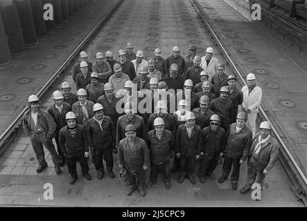 Essen, DEU, 11/17/85 - Arbeiter der Kokerei Zollverein, Schichtgruppe auf dem Ofendach. Der Betrieb der Kokerei wurde 1993 eingestellt. Zusammen mit der Zeche Zollverein wurde die ehemalige Kokerei 2001 von der UNESCO zum Weltkulturerbe erklärt. [Automatisierte Übersetzung] Stockfoto