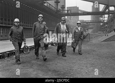 Essen, 11/17/85, je - Feierabend, Mitarbeiter der Kokerei Zollverein verlassen am Ende der Schicht ihren Arbeitsplatz. Die Kokerei wurde 1993 stillgelegt. Zusammen mit der Zeche Zollverein wurde die ehemalige Kokerei 2001 von der UNESCO zum Weltkulturerbe erklärt. [Automatisierte Übersetzung] Stockfoto