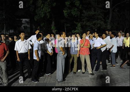 10. August 2012, Pjoengjang, Nordkorea, Asien - Einheimische genießen es, die vielen Attraktionen auf der Abendmesse im Kaeson Youth Park in der nordkoreanischen Hauptstadt zu beobachten. [Automatisierte Übersetzung] Stockfoto