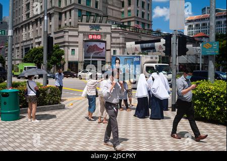 17. Juli 2020, Singapur, Republik Singapur, Asien - Eine Straßenszene im Stadtzentrum zeigt Fußgänger mit Mundschutz an der Bugis Junction nach der Aufhebung der Sperrungsbeschränkungen, bei der die meisten Unternehmen wegen der Coronavirus-Pandemie (Covid-19) mehr als zwei Monate geschlossen waren und das öffentliche Leben stark einschränkt. Aufgrund der Koronakrise schrumpfte die Wirtschaft Singapurs im zweiten Quartal dieses Jahres um mehr als 40 Prozent, und das südostasiatische Finanzkapital rutschte mehr als ein Jahrzehnt lang erneut in die Rezession. [Automatisierte Übersetzung] Stockfoto