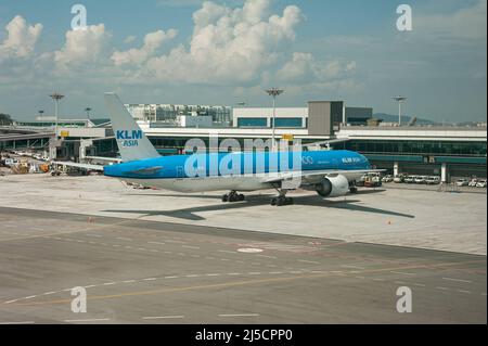 30. Juli 2020, Singapur, Republik Singapur, Asien - Boeing 777-300-Passagierflugzeug, das von der niederländischen KLM Asia an einem Gate im Terminal 1 des Flughafens Changi betrieben wird. Die weltweite Ausbreitung des Coronavirus (Covid-19) hat die Anzahl der Flüge weltweit drastisch reduziert, was zu erheblichen Flugausfällen führte. Aufgrund der Korona-Krise schrumpfte die Wirtschaft Singapurs im zweiten Quartal dieses Jahres um mehr als 40 Prozent, und die südostasiatische Finanzmetropole rutschte über ein Jahrzehnt wieder in die Rezession. [Automatisierte Übersetzung] Stockfoto