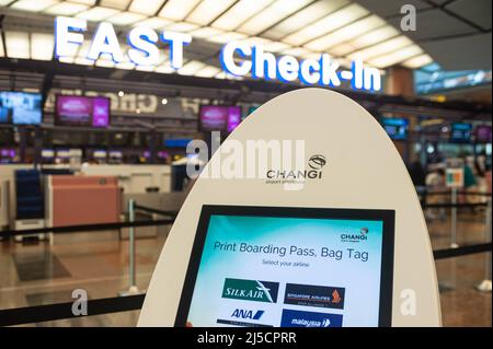 31. Januar 2020, Singapur, Republik Singapur, Asien - schneller Check-in-Bereich mit elektronischem Check-in-Automaten im Terminal 2 am Changi International Airport, nur wenige Wochen vor der landesweiten Sperrung aufgrund der Coronavirus-Pandemie (Covid-19). [Automatisierte Übersetzung] Stockfoto