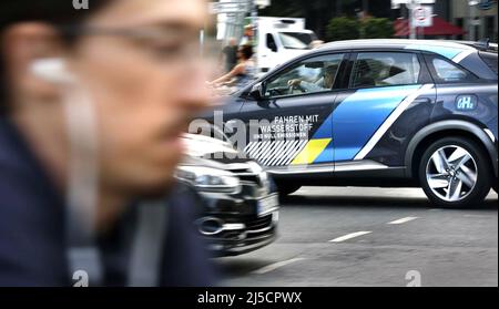 Berlin, DEU, 08/18/2020 - der Hyundai NEXO, ein Brennstoffzellenfahrzeug auf der Straße. Air Liquide, Daimler, Linde, OMV, Shell und TOTAL haben sich H2 MOBILITY zusammengeschlossen, um ein Wasserstofftankstellennetz in Deutschland aufzubauen. [Automatisierte Übersetzung] Stockfoto