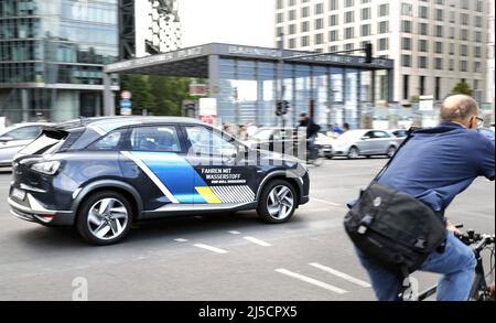 Berlin, DEU, 08/18/2020 - der Hyundai NEXO, ein Brennstoffzellenfahrzeug auf der Straße. Air Liquide, Daimler, Linde, OMV, Shell und TOTAL haben sich H2 MOBILITY zusammengeschlossen, um ein Wasserstofftankstellennetz in Deutschland aufzubauen. [Automatisierte Übersetzung] Stockfoto