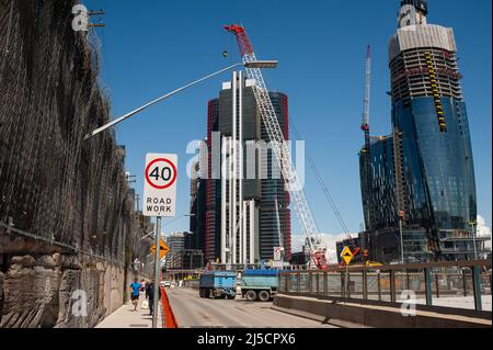 09/25/2019, Sydney, New South Wales, Australien - Baustelle mit dem neuen Wahrzeichen, dem Crown Sydney Project und den modernen Wolkenkratzern der International Towers in Barangaroo South am Darling Harbour. [Automatisierte Übersetzung] Stockfoto