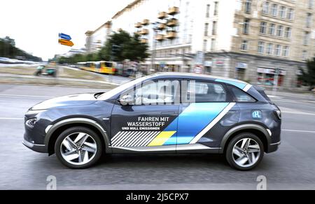 Berlin, DEU, 08/18/2020 - der Hyundai NEXO, ein Brennstoffzellenfahrzeug auf der Straße. Air Liquide, Daimler, Linde, OMV, Shell und TOTAL haben sich H2 MOBILITY zusammengeschlossen, um ein Wasserstofftankstellennetz in Deutschland aufzubauen. [Automatisierte Übersetzung] Stockfoto