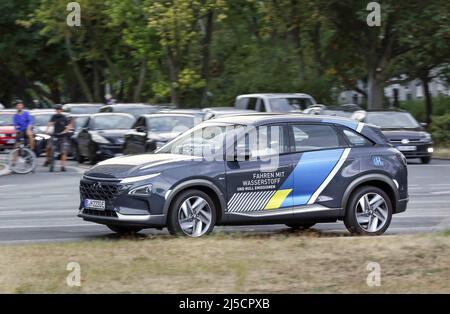 Berlin, DEU, 08/18/2020 - der Hyundai NEXO, ein Brennstoffzellenfahrzeug auf der Straße. Air Liquide, Daimler, Linde, OMV, Shell und TOTAL haben sich H2 MOBILITY zusammengeschlossen, um ein Wasserstofftankstellennetz in Deutschland aufzubauen. [Automatisierte Übersetzung] Stockfoto