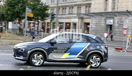 Berlin, DEU, 08/18/2020 - der Hyundai NEXO, ein Brennstoffzellenfahrzeug auf der Straße. Air Liquide, Daimler, Linde, OMV, Shell und TOTAL haben sich H2 MOBILITY zusammengeschlossen, um ein Wasserstofftankstellennetz in Deutschland aufzubauen. [Automatisierte Übersetzung] Stockfoto