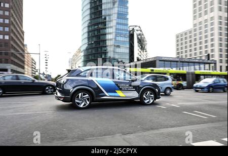 Berlin, DEU, 08/18/2020 - der Hyundai NEXO, ein Brennstoffzellenfahrzeug auf der Straße. Air Liquide, Daimler, Linde, OMV, Shell und TOTAL haben sich H2 MOBILITY zusammengeschlossen, um ein Wasserstofftankstellennetz in Deutschland aufzubauen. [Automatisierte Übersetzung] Stockfoto