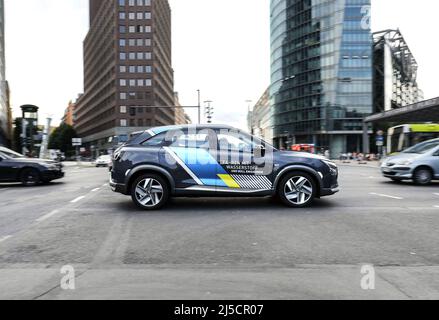 Berlin, DEU, 08/18/2020 - der Hyundai NEXO, ein Brennstoffzellenfahrzeug auf der Straße. Air Liquide, Daimler, Linde, OMV, Shell und TOTAL haben sich H2 MOBILITY zusammengeschlossen, um ein Wasserstofftankstellennetz in Deutschland aufzubauen. [Automatisierte Übersetzung] Stockfoto