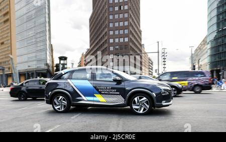 Berlin, DEU, 08/18/2020 - der Hyundai NEXO, ein Brennstoffzellenfahrzeug auf der Straße. Air Liquide, Daimler, Linde, OMV, Shell und TOTAL haben sich H2 MOBILITY zusammengeschlossen, um ein Wasserstofftankstellennetz in Deutschland aufzubauen. [Automatisierte Übersetzung] Stockfoto